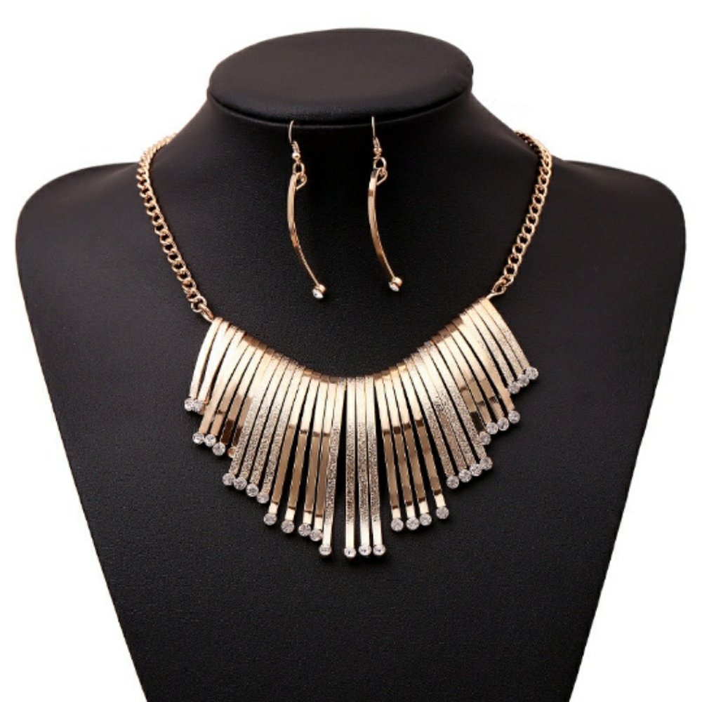 Brand new Gold layers necklace earings set